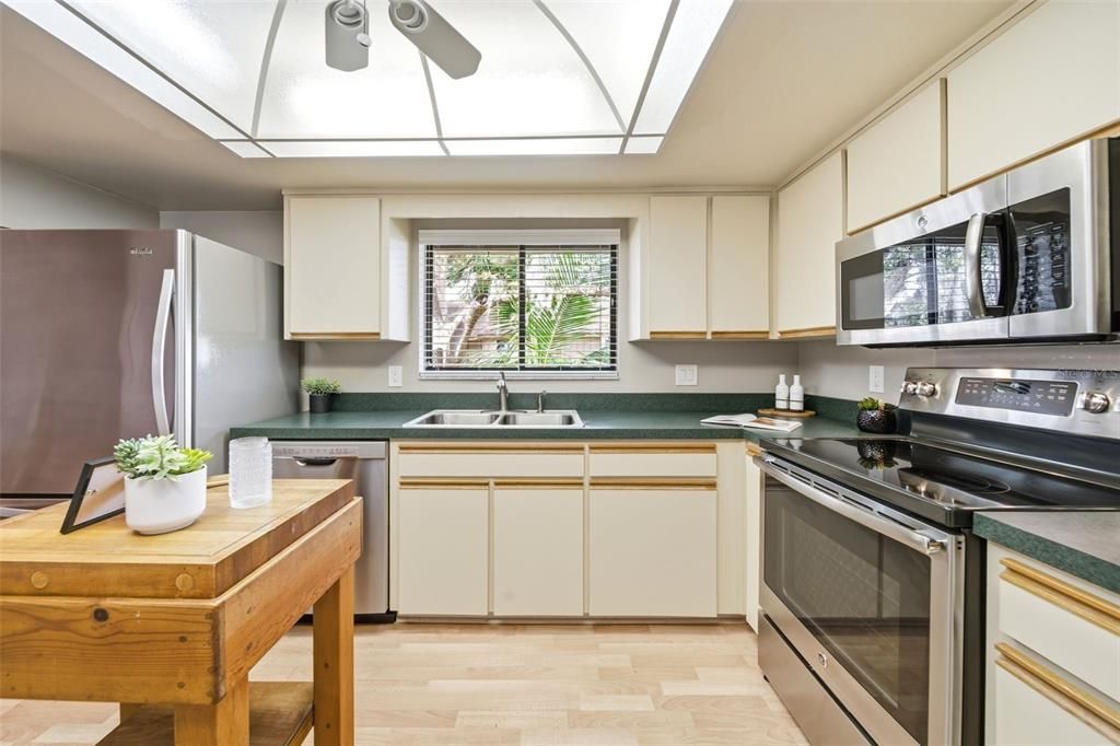 Activo con contrato: $329,900 (3 camas, 2 baños, 1803 Pies cuadrados)