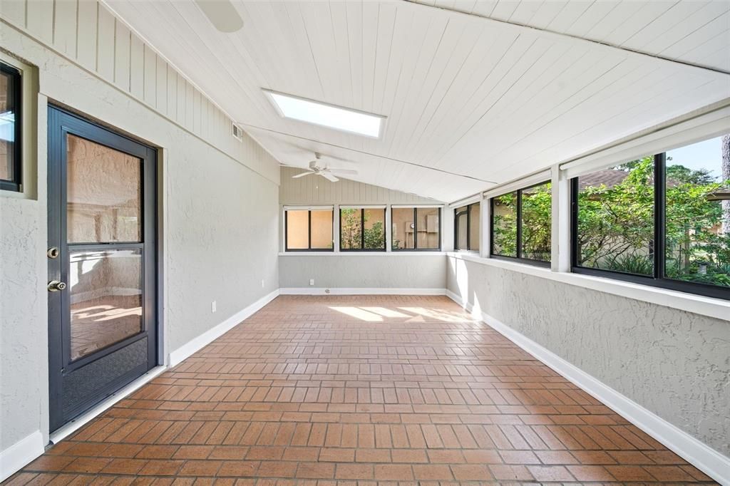 Activo con contrato: $329,900 (3 camas, 2 baños, 1803 Pies cuadrados)