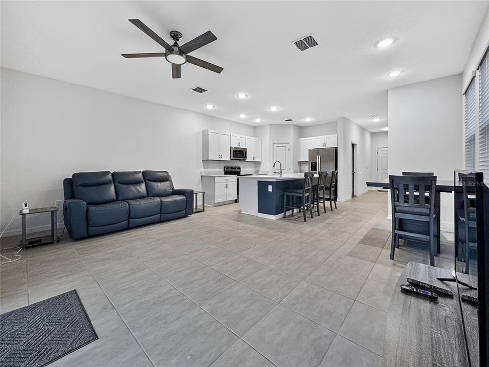 Activo con contrato: $249,000 (3 camas, 2 baños, 1616 Pies cuadrados)