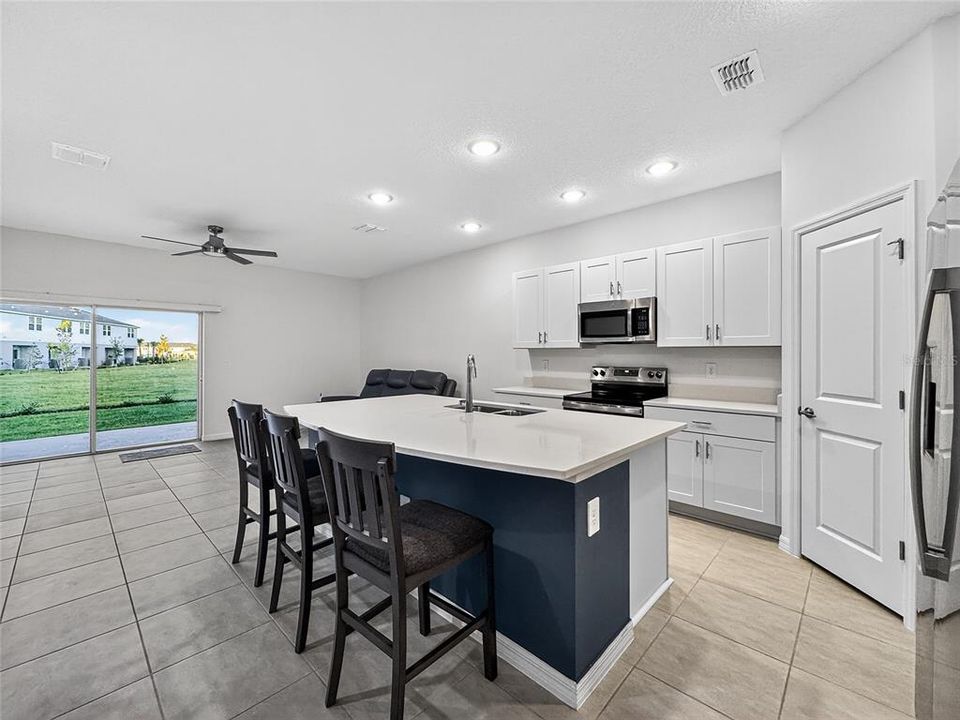 Activo con contrato: $249,000 (3 camas, 2 baños, 1616 Pies cuadrados)