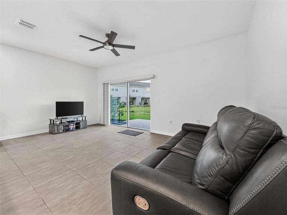 Activo con contrato: $249,000 (3 camas, 2 baños, 1616 Pies cuadrados)