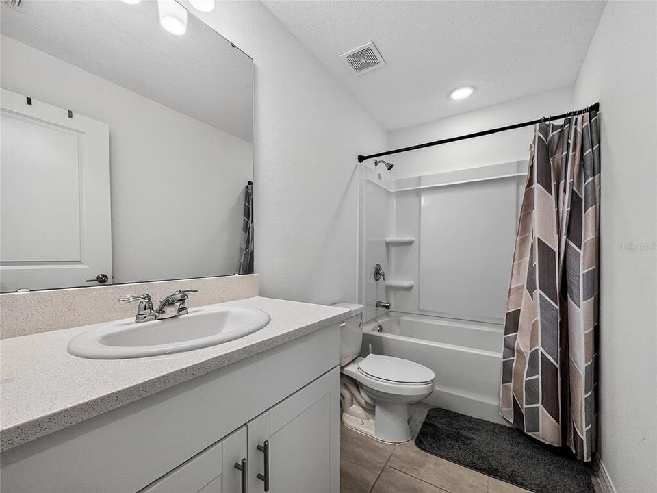 Activo con contrato: $249,000 (3 camas, 2 baños, 1616 Pies cuadrados)