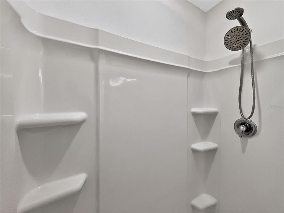 Activo con contrato: $249,000 (3 camas, 2 baños, 1616 Pies cuadrados)