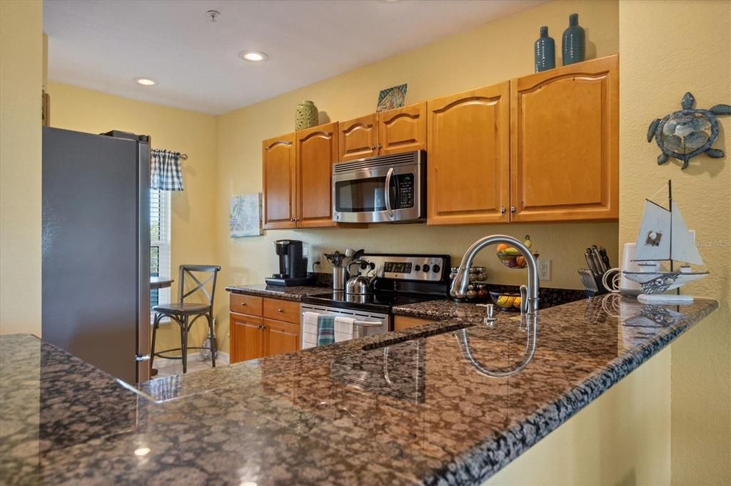 For Sale: $294,500 (2 beds, 2 baths, 1009 Square Feet)