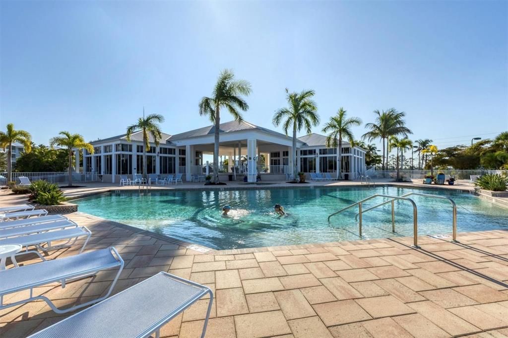 For Sale: $294,500 (2 beds, 2 baths, 1009 Square Feet)