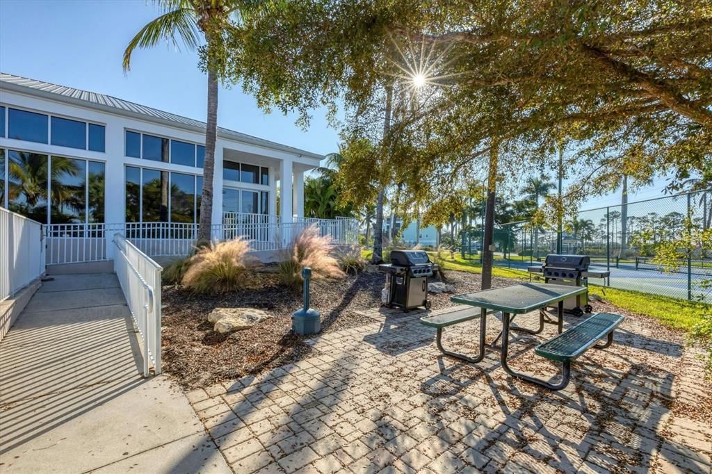 For Sale: $294,500 (2 beds, 2 baths, 1009 Square Feet)