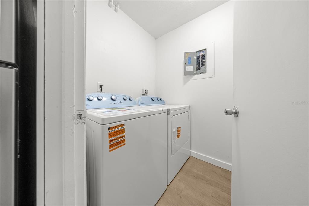 待售: $575,000 (6 贝兹, 0 浴室, 3066 平方英尺)