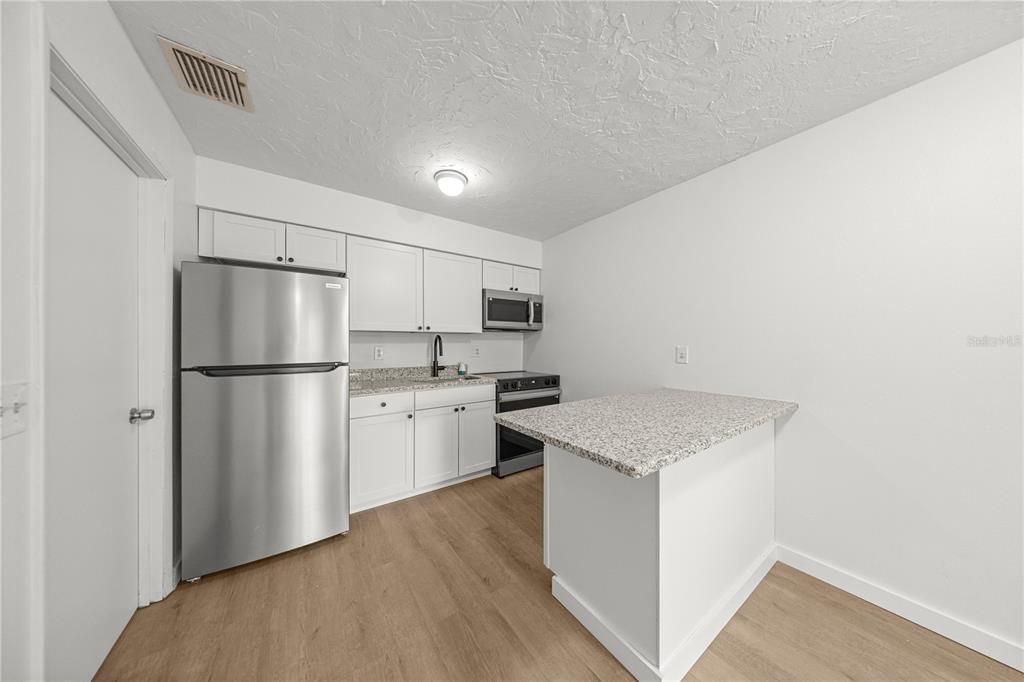 待售: $575,000 (6 贝兹, 0 浴室, 3066 平方英尺)