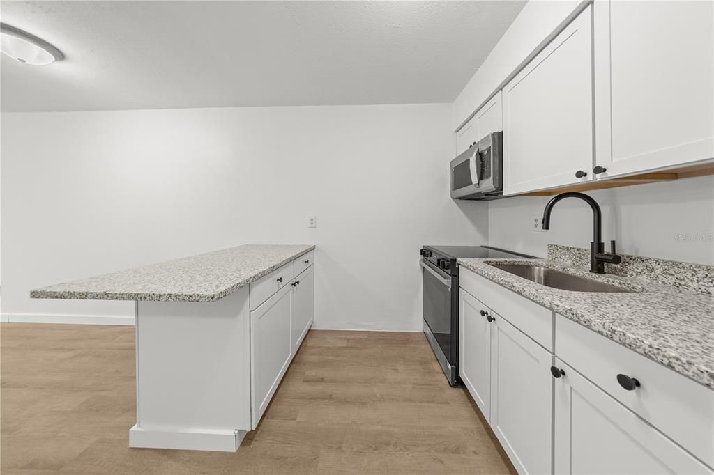 待售: $575,000 (6 贝兹, 0 浴室, 3066 平方英尺)