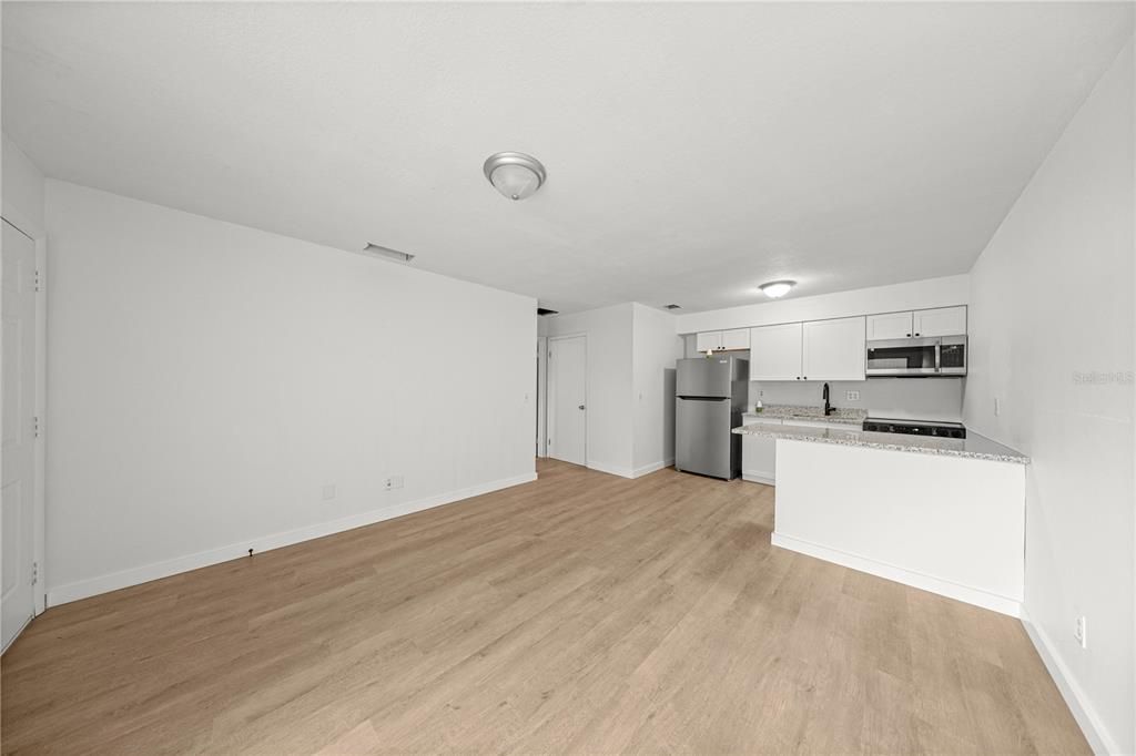 待售: $575,000 (6 贝兹, 0 浴室, 3066 平方英尺)