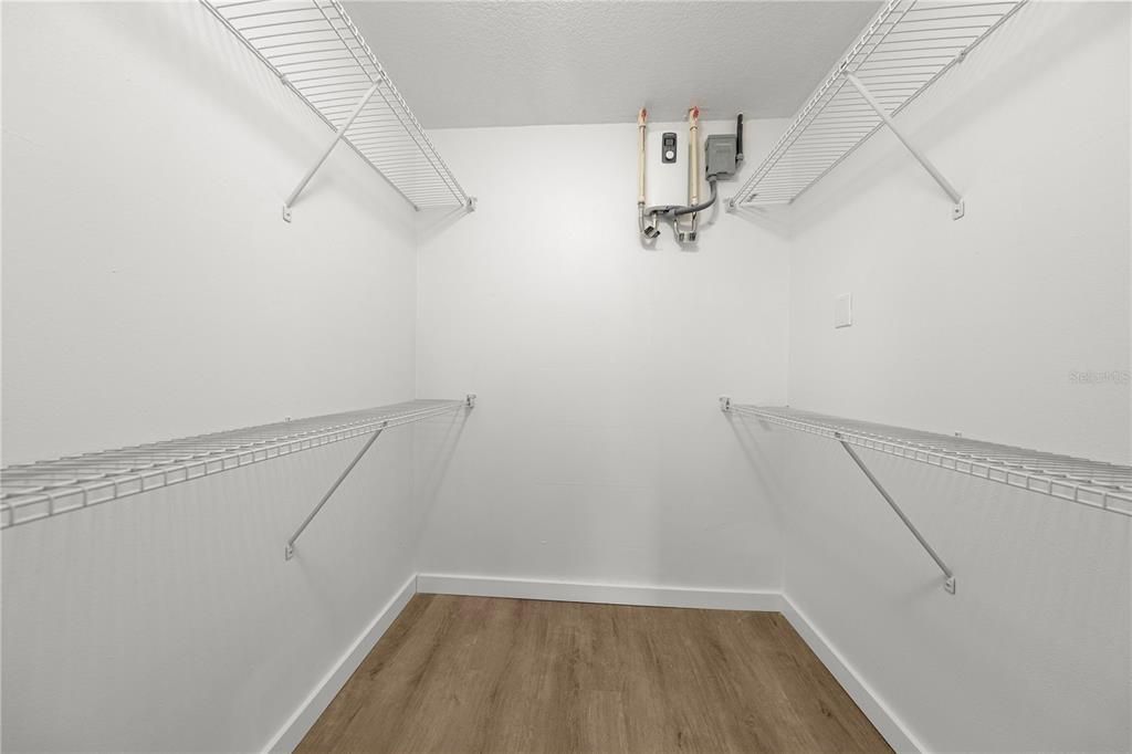 待售: $575,000 (6 贝兹, 0 浴室, 3066 平方英尺)