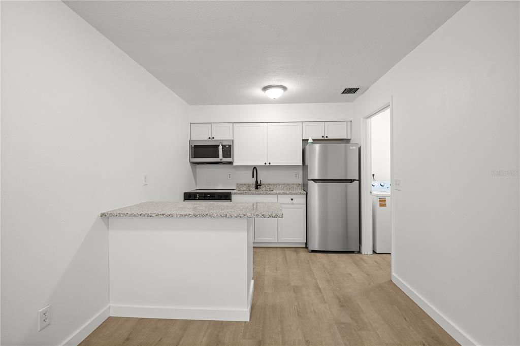 待售: $575,000 (6 贝兹, 0 浴室, 3066 平方英尺)