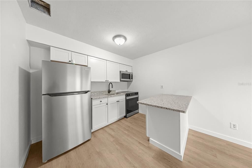 待售: $575,000 (6 贝兹, 0 浴室, 3066 平方英尺)