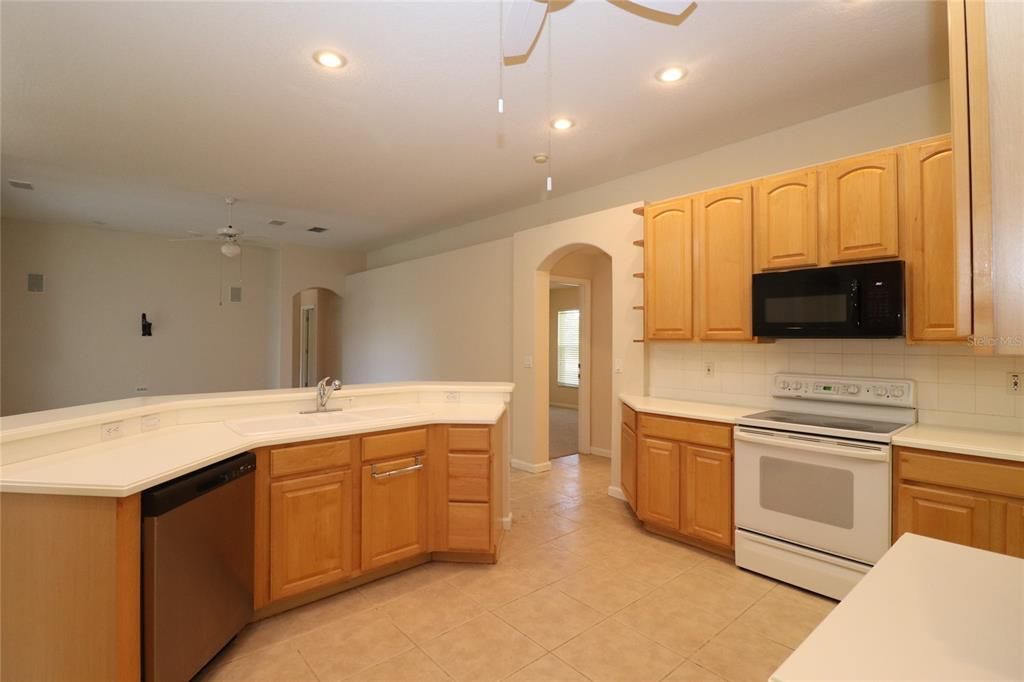 For Rent: $2,500 (4 beds, 3 baths, 2530 Square Feet)