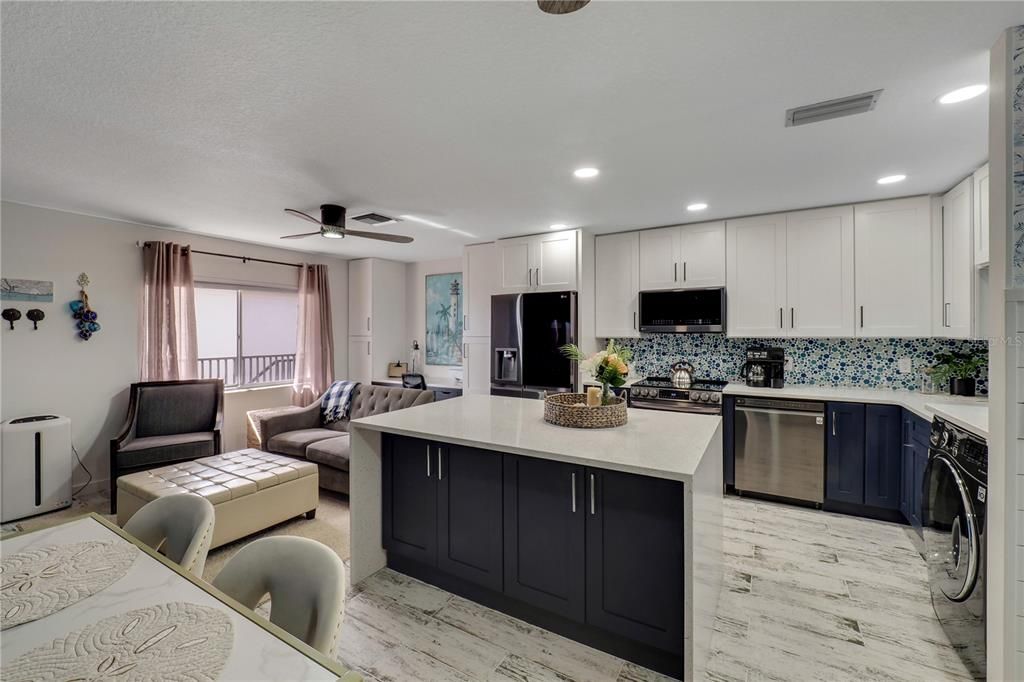 For Sale: $270,000 (1 beds, 1 baths, 652 Square Feet)