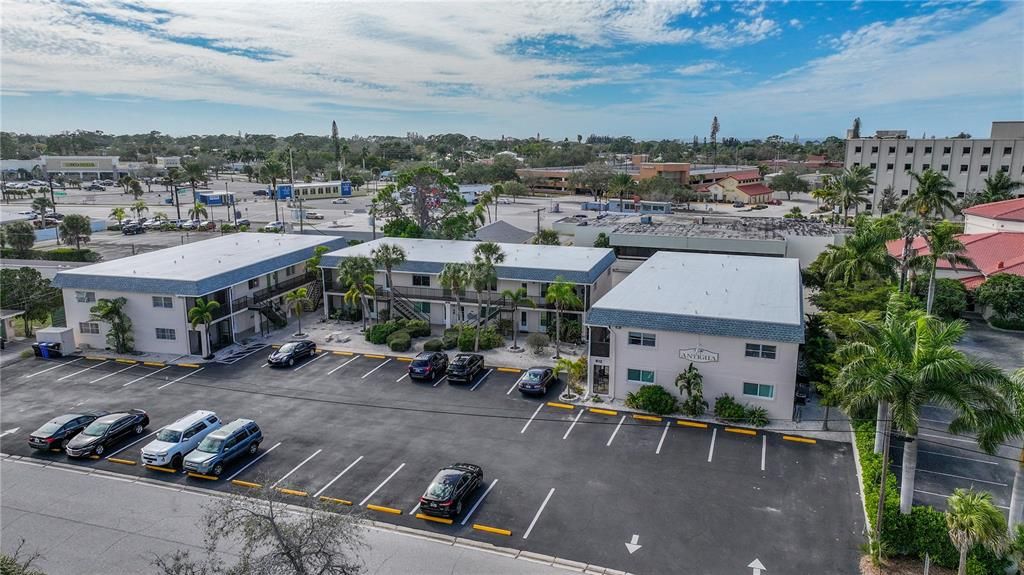 For Sale: $270,000 (1 beds, 1 baths, 652 Square Feet)