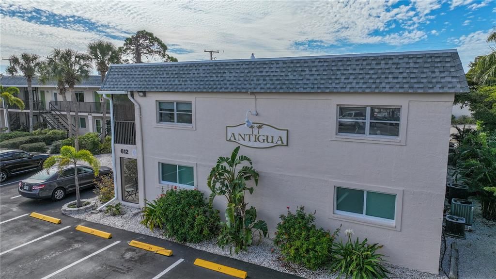 For Sale: $270,000 (1 beds, 1 baths, 652 Square Feet)