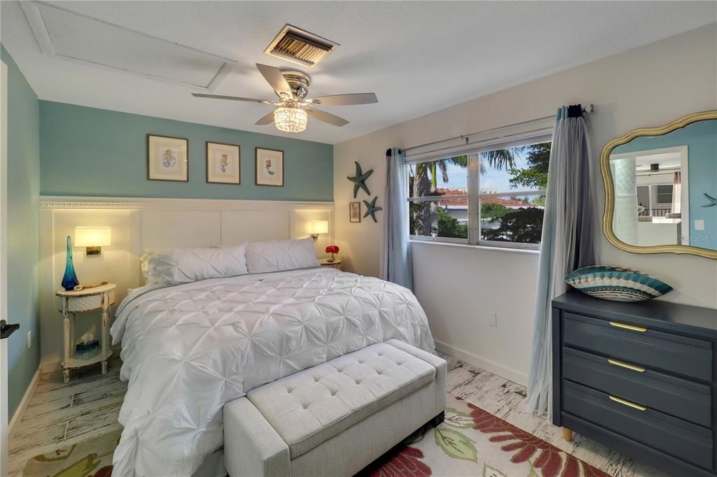 For Sale: $270,000 (1 beds, 1 baths, 652 Square Feet)