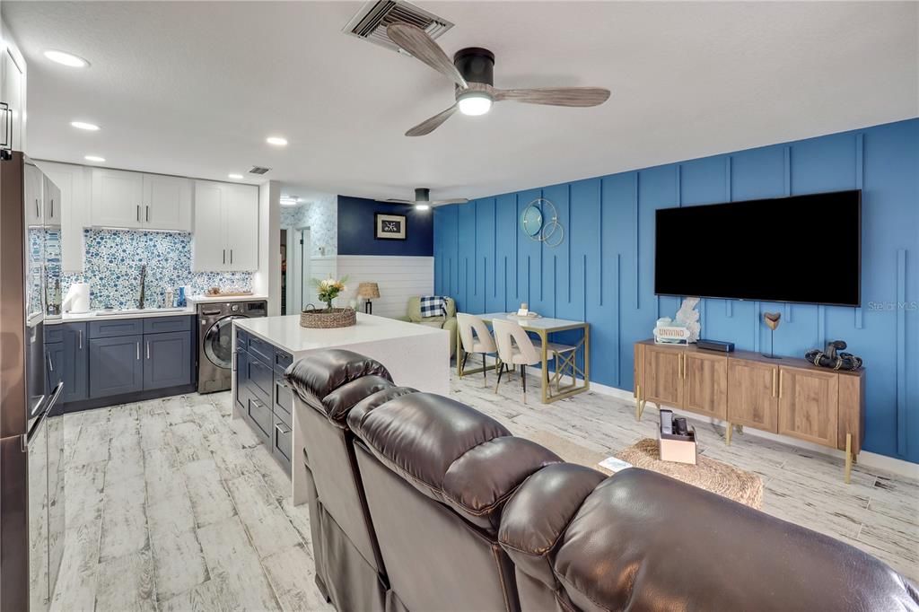 For Sale: $270,000 (1 beds, 1 baths, 652 Square Feet)