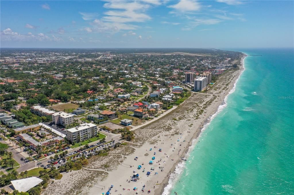 For Sale: $270,000 (1 beds, 1 baths, 652 Square Feet)