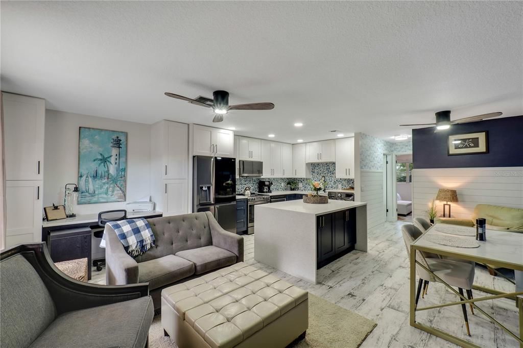 For Sale: $270,000 (1 beds, 1 baths, 652 Square Feet)