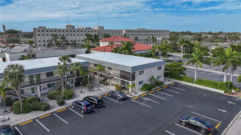 For Sale: $270,000 (1 beds, 1 baths, 652 Square Feet)