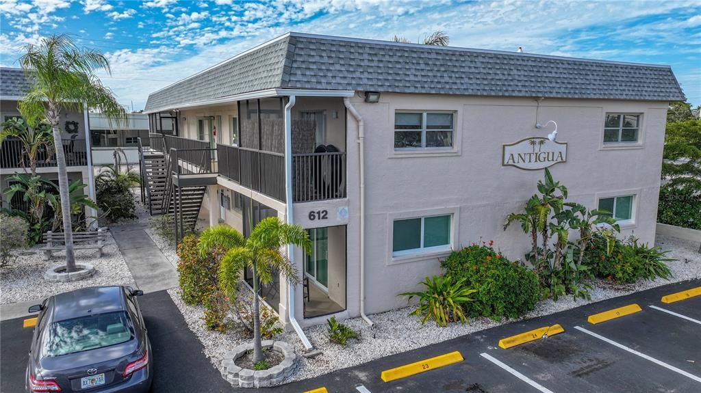 For Sale: $270,000 (1 beds, 1 baths, 652 Square Feet)