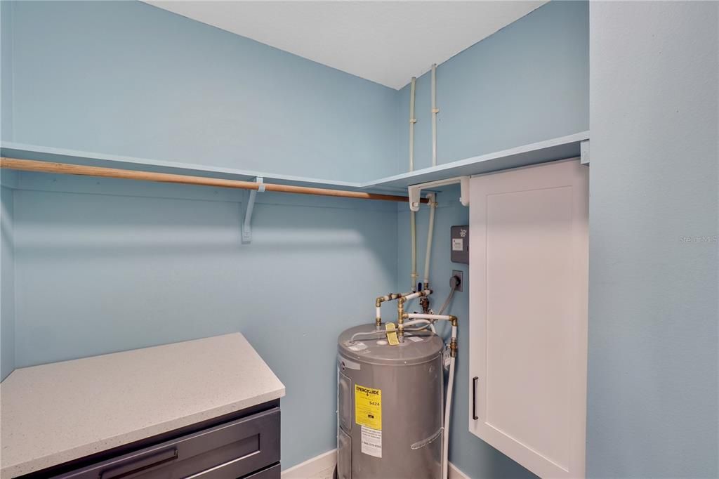 For Sale: $270,000 (1 beds, 1 baths, 652 Square Feet)