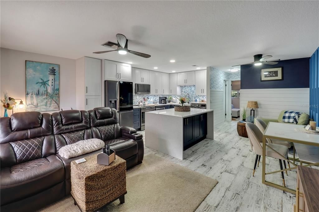 For Sale: $270,000 (1 beds, 1 baths, 652 Square Feet)