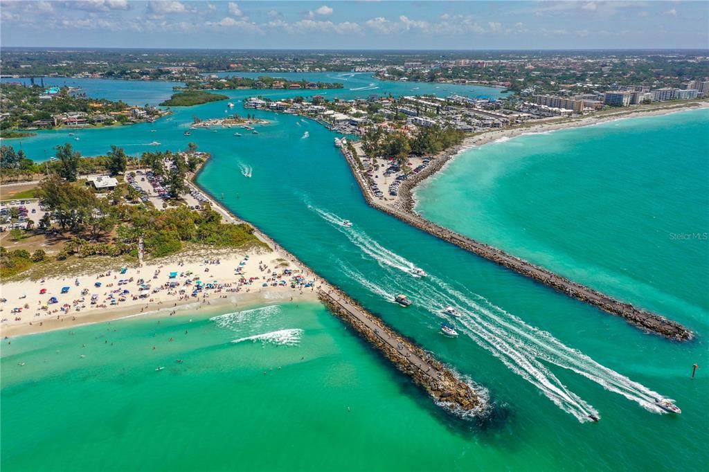 For Sale: $270,000 (1 beds, 1 baths, 652 Square Feet)