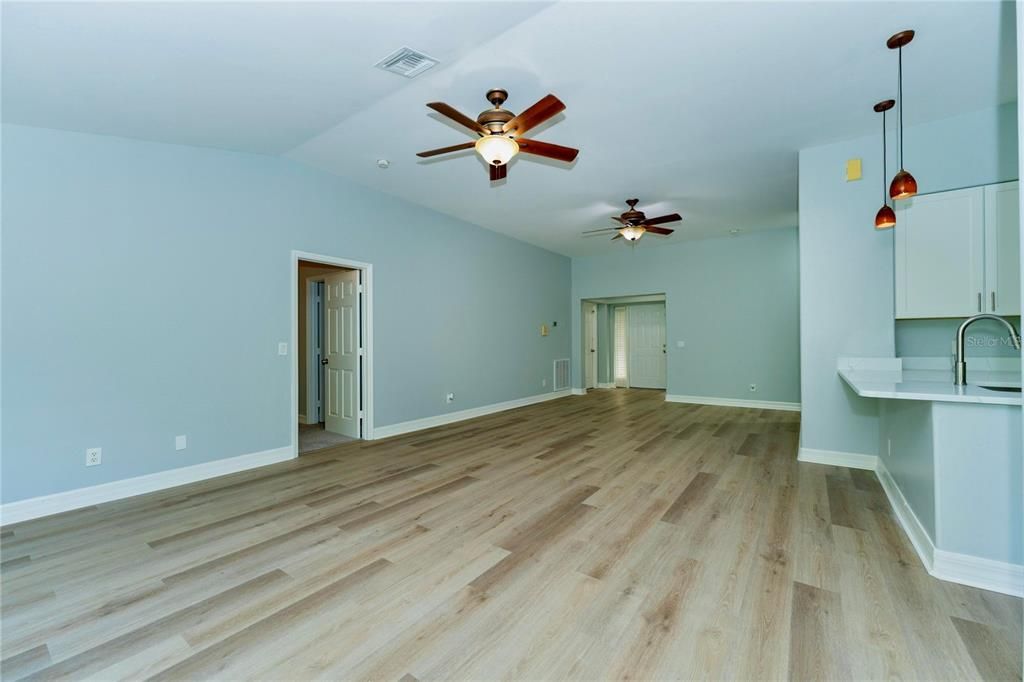 For Sale: $279,999 (3 beds, 2 baths, 1677 Square Feet)