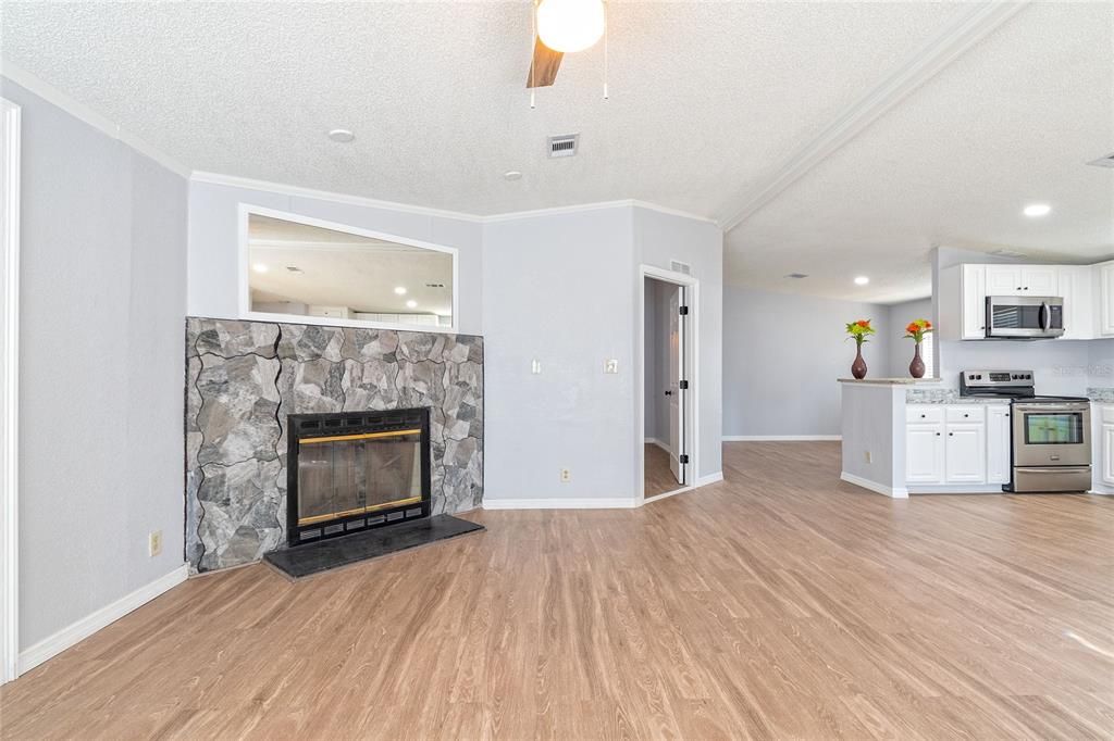 For Sale: $289,000 (5 beds, 2 baths, 1680 Square Feet)