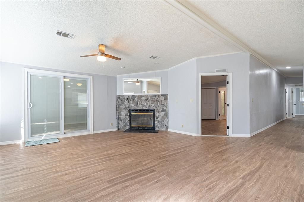 For Sale: $289,000 (5 beds, 2 baths, 1680 Square Feet)