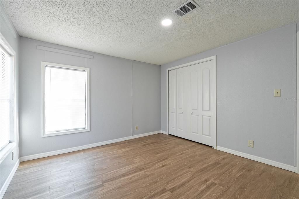 For Sale: $289,000 (5 beds, 2 baths, 1680 Square Feet)