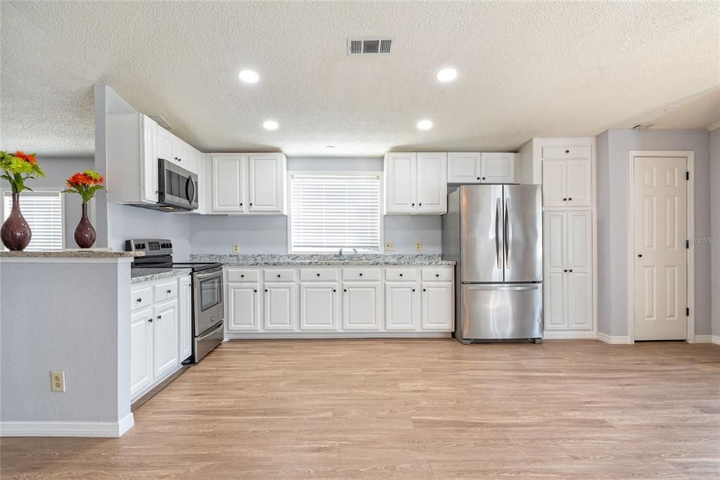 For Sale: $289,000 (5 beds, 2 baths, 1680 Square Feet)