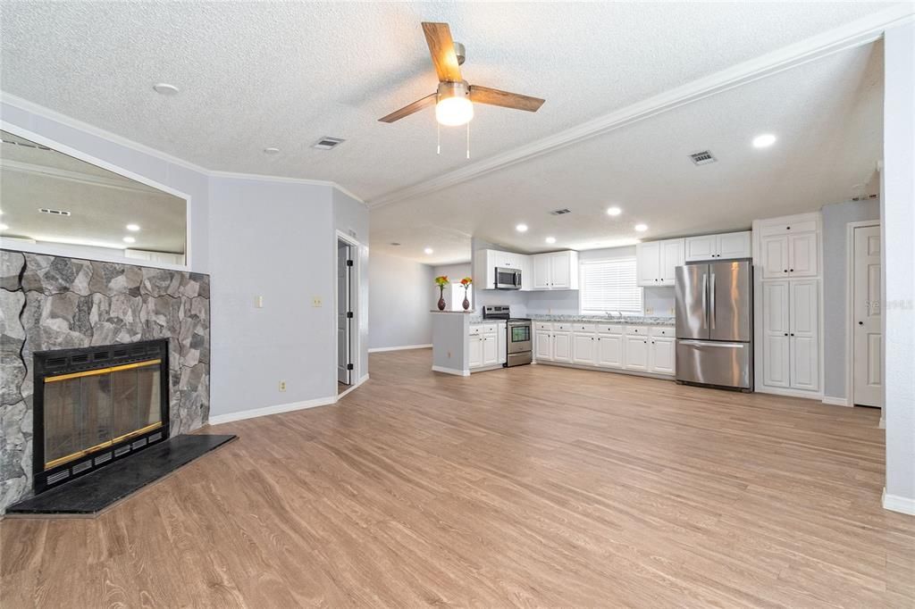 For Sale: $289,000 (5 beds, 2 baths, 1680 Square Feet)