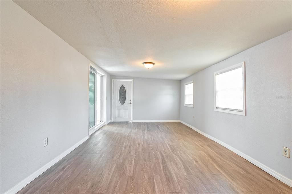 For Sale: $289,000 (5 beds, 2 baths, 1680 Square Feet)