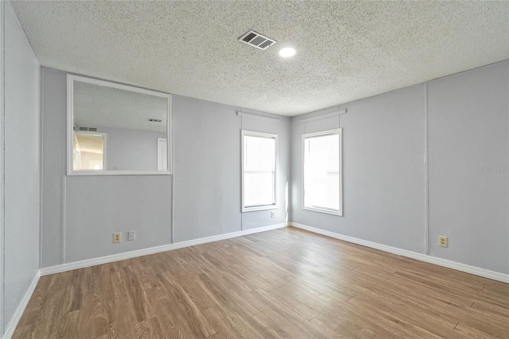 For Sale: $289,000 (5 beds, 2 baths, 1680 Square Feet)