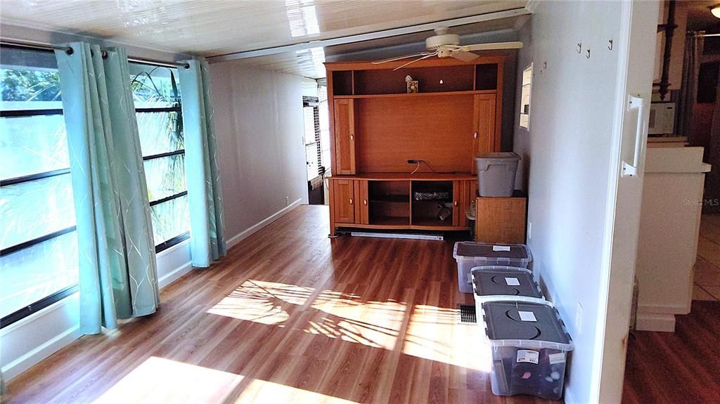 For Sale: $69,000 (1 beds, 1 baths, 624 Square Feet)