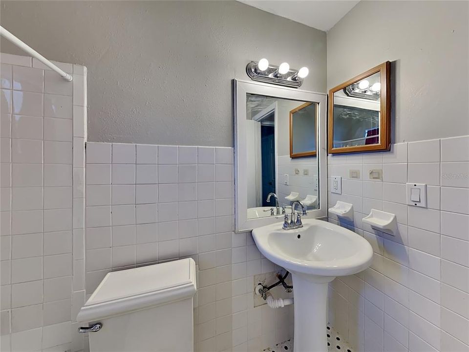 For Rent: $1,799 (2 beds, 1 baths, 1713 Square Feet)