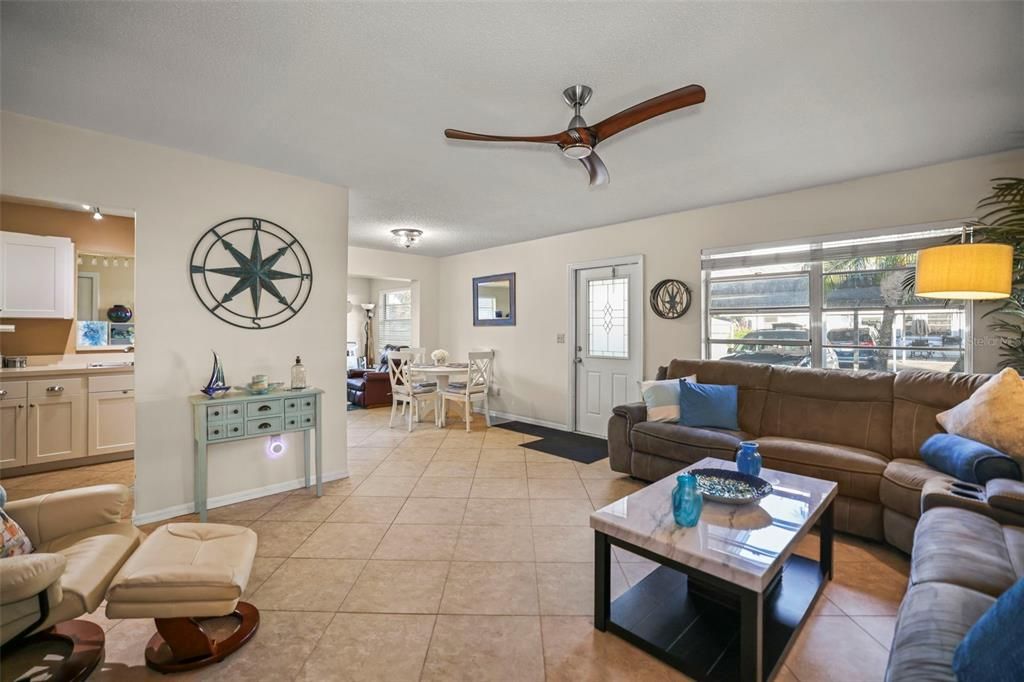 待售: $99,999 (2 贝兹, 2 浴室, 984 平方英尺)