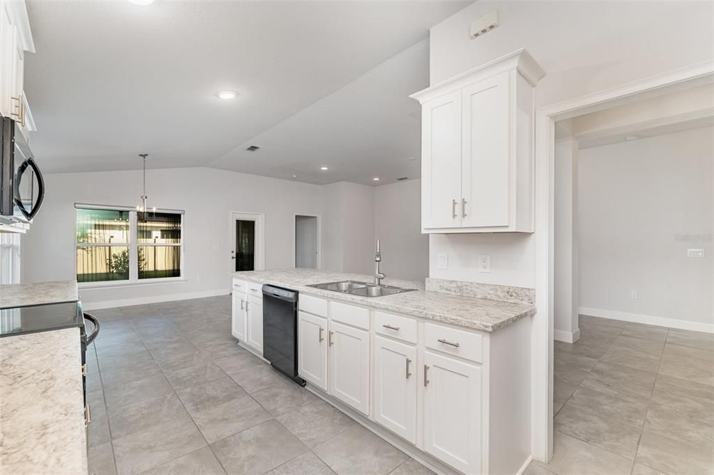 En Venta: $310,000 (3 camas, 2 baños, 1955 Pies cuadrados)