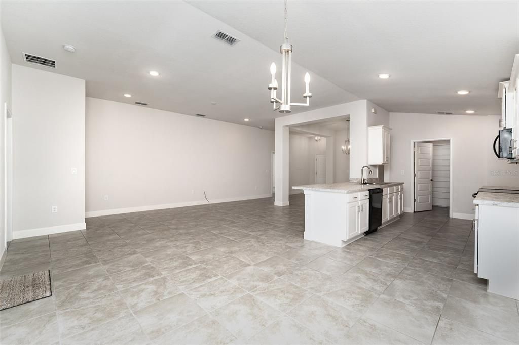 En Venta: $310,000 (3 camas, 2 baños, 1955 Pies cuadrados)