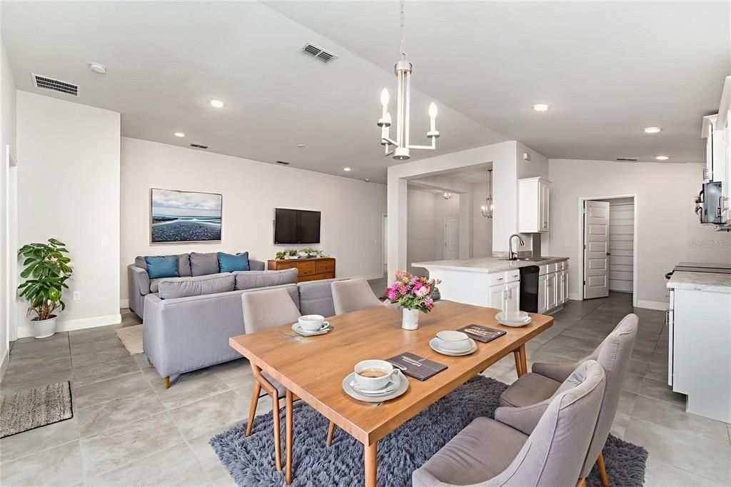 En Venta: $310,000 (3 camas, 2 baños, 1955 Pies cuadrados)