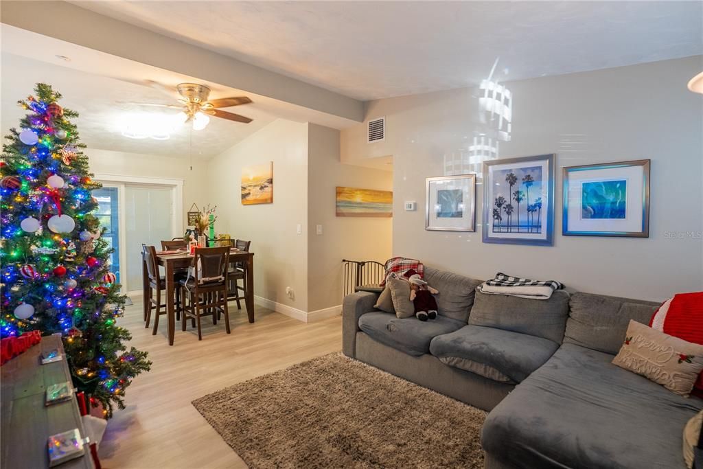 En Venta: $369,900 (3 camas, 2 baños, 1030 Pies cuadrados)