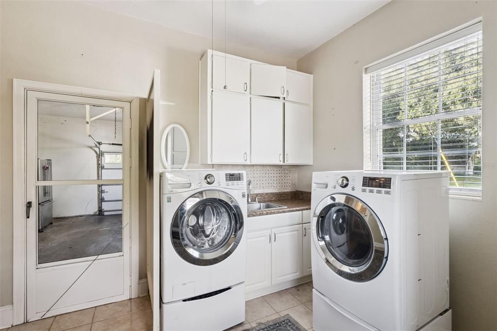 合同活跃: $475,000 (3 贝兹, 2 浴室, 2250 平方英尺)