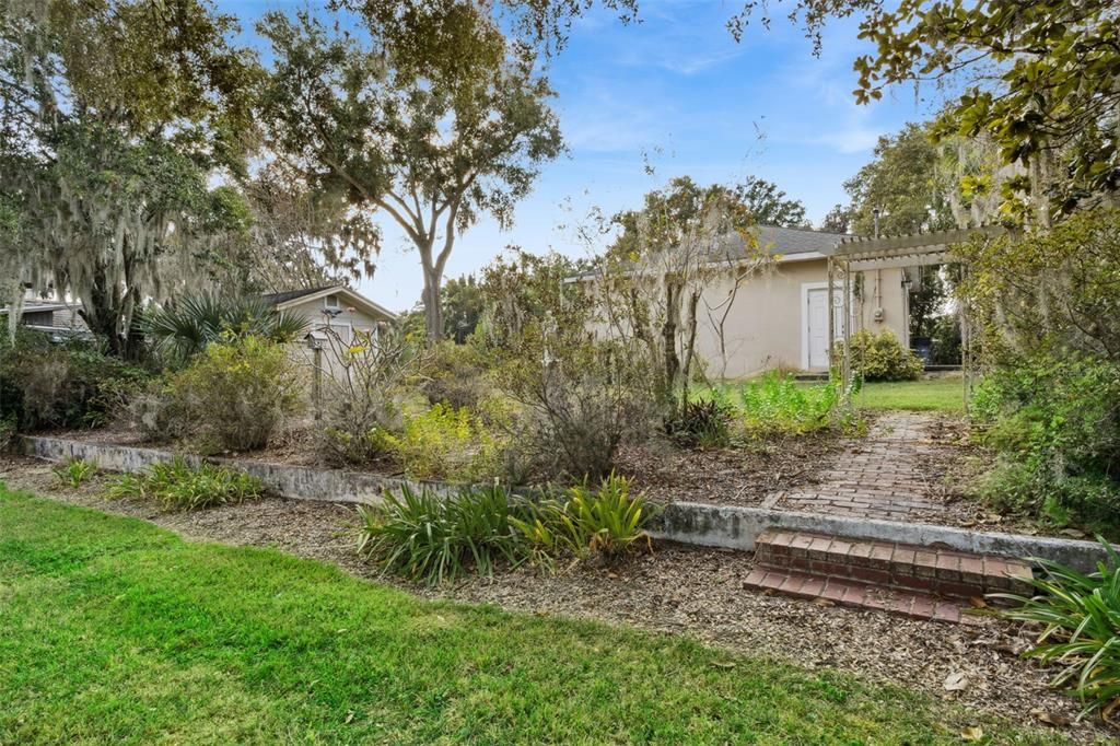 合同活跃: $475,000 (3 贝兹, 2 浴室, 2250 平方英尺)