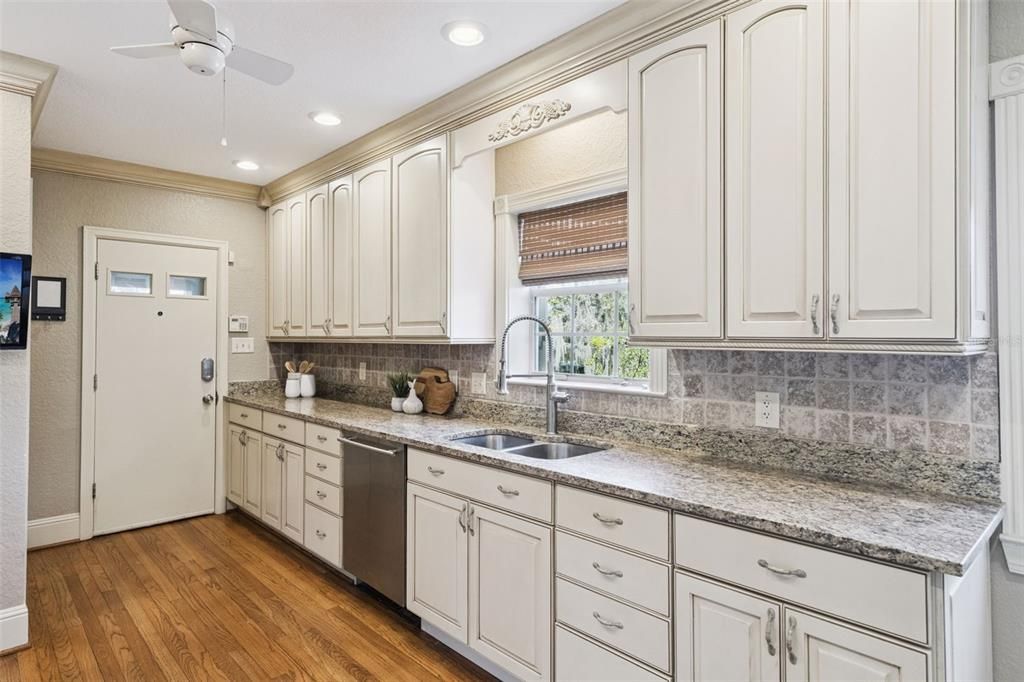 合同活跃: $475,000 (3 贝兹, 2 浴室, 2250 平方英尺)