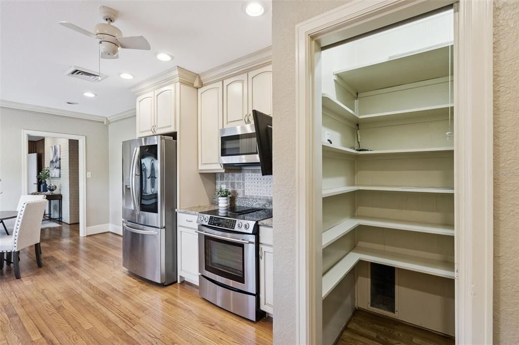 合同活跃: $475,000 (3 贝兹, 2 浴室, 2250 平方英尺)