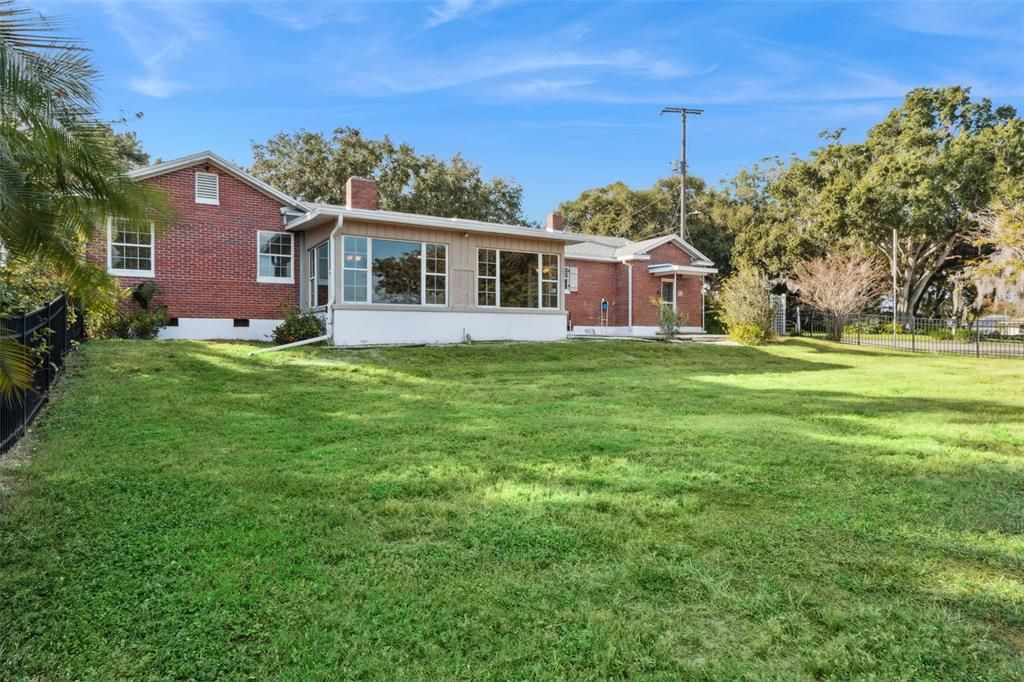 合同活跃: $475,000 (3 贝兹, 2 浴室, 2250 平方英尺)